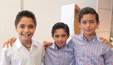  Alejandro Tacea con sus primos Joaquín y Manuel González.