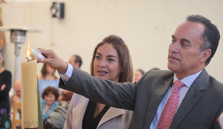  Los padrinos Martha Noblecía y Guillermo Limón.