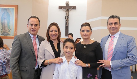  Alejandro Tacea con sus padrinos y sus papás.