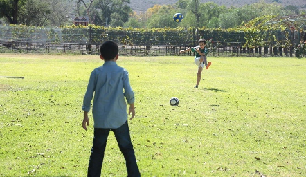  Jugando.