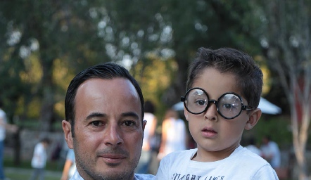 Alejandro Stevens con su hijo Conrado.