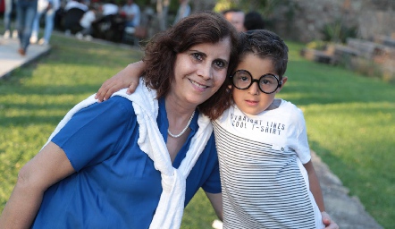 Ana Luis Díaz y su nieto Conrado.