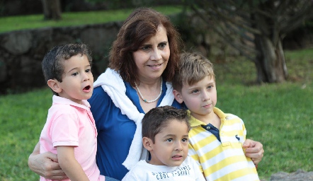Ana Luisa Díaz con sus nietos.