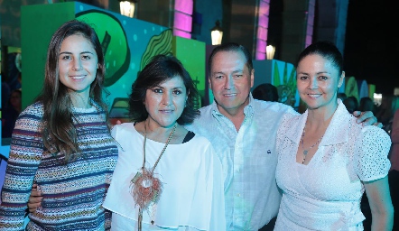  Carla Cantú, Ruth de Valle, Juan Carlos Valle y Araceli Flores.