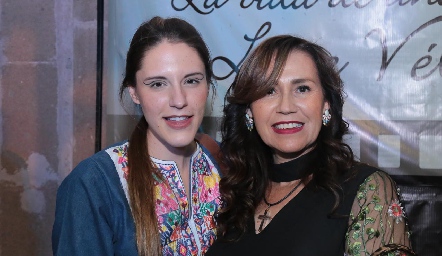  Andrea y Krista Alvarado.