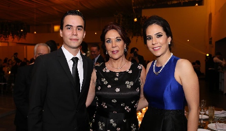  Lourdes Alcalde de Estrada con sus hijos Enrique y Sofía Estrada.