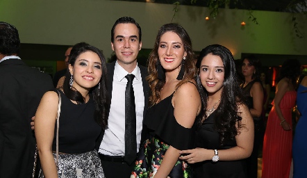Enrique Estrada, hermano de la novia con sus amigas.