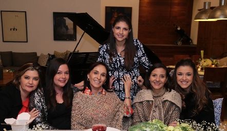  Nuria Hernández con sus tías y primas Lozano.