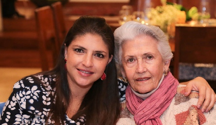  Nuria Hernández y María Dolores Álvarez.
