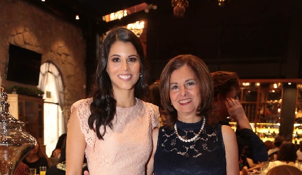  Lucía González con su mamá Lucía Gómez de González.
