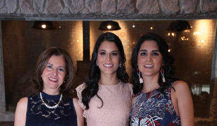  Lucía Gómez de González con sus hijas Lucía y Daniela González Gómez.