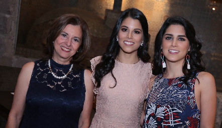  Lucía Gómez de González, Lucía y Daniela González.