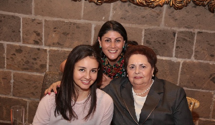  Ana María González, Keny González y María Elena D´Argence.