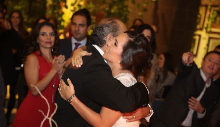  Guillermo Leal felicitando a su hija.