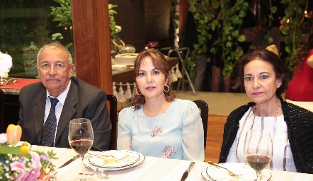  Toño Rosillo, Verónica Vega y Amparo Rosillo.