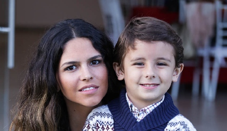  Ana Paula de la Fuente con su sobrino Jorgito.