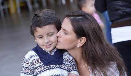  Jorgito con su abuela Marcela Gómez.
