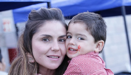  Claudia Pérez Amaral con su hijo.