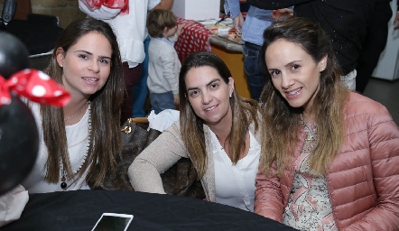  Marianne Velasco, Maripepa Muriel y Alejandra Salas.