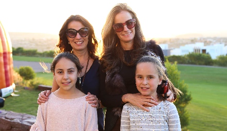  Ana Paula Gutiérrez y Lorena Quiroz con sus hijas Pau de la Rosa y Priscila de la Garza.