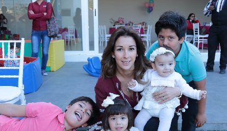  Pilar Martínez con sus hijos Fernando, María, Sebastián y Pilar de los Santos.
