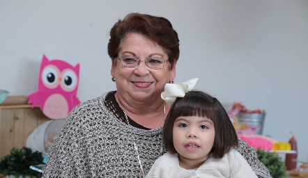  María de los Santos con su abuela Gloria Bazúa.