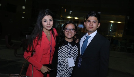  Estefanía Requena, Alejandra Posadas y Gilberto Castillo.
