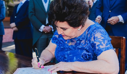  Flor Hernández firmando el acta.