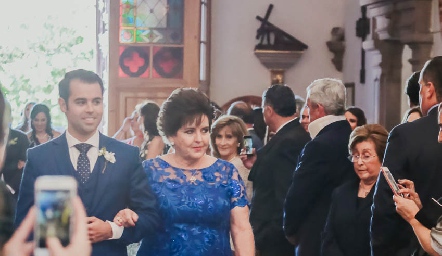 Fernando acompañado por su mamá Flor Hernández.