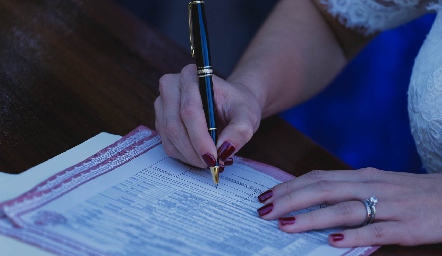  Andrea firmando el acta de matrimonio.