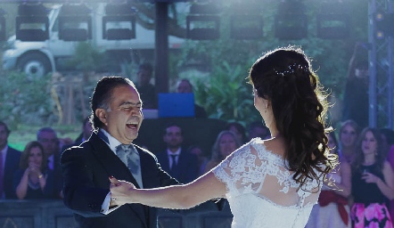  Andrea bailando con su papá.