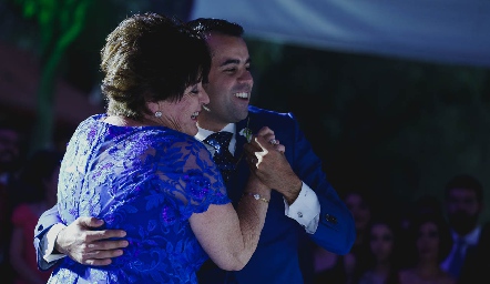  Fernando bailando con su mamá.