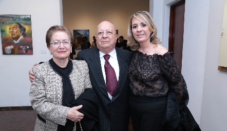  María Elena de González, Juan Diego González Ramírez y Ana Beatriz González.