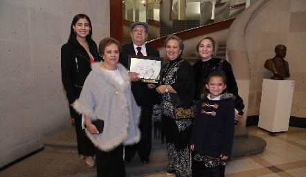 Juan Diego González Ramírez con su esposa, sus hijas y sus nietas.