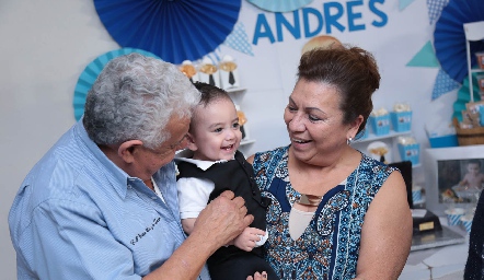  Andrés con sus abuelos, Genaro y Rosa Elena Casas.
