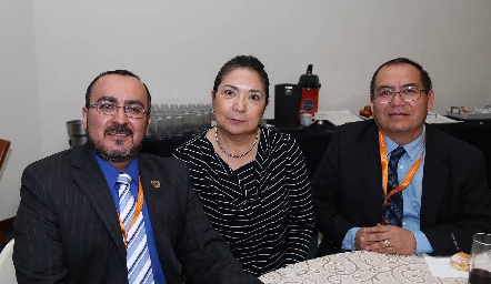  Gerardo Eguía, María Lourdes y Tomás Ramírez.