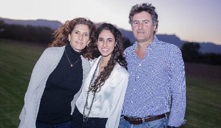  María Dolores Hernández, Javiera y Jorge Gómez.