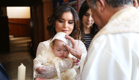 María con su madrina y  Lorena Torres.