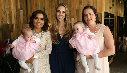  María, Lorena Torres, Montserrat Martínez, Camila y Pilar Torres .