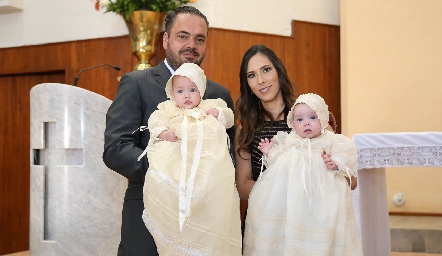 José Alberto Apezteguía y Begoña Martínez con sus hijas María y Camila .