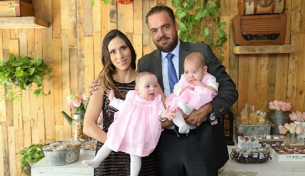 José Alberto Apezteguía y Begoña Martínez con sus hijas María y Camila.