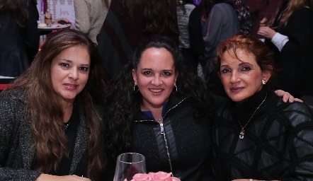  Eva Álvarez, Consuelo Delgado y Coco de Rangel.