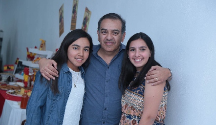  Ale Medellín, José Luis Suárez y su hija Paulina.