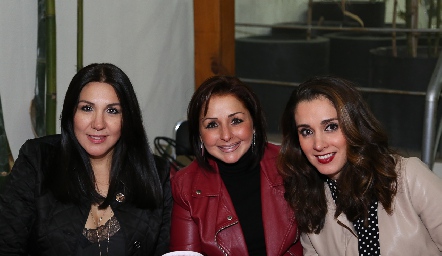  Karla Soto, Vero Antunes y Judith Gómez .
