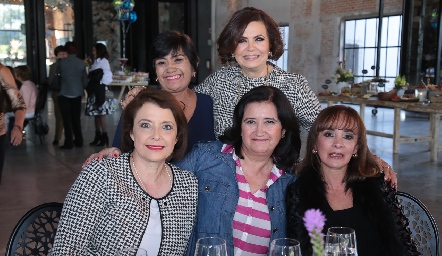  Dora Cabrera con sus amigas.