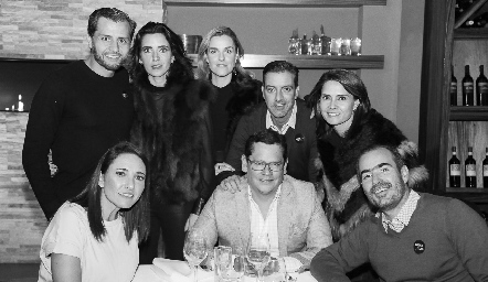  Checo acompañado de su esposa y sus mejores amigos.