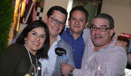  Lupita, Sergio y Ricardo Quibrera con Juan Echavarría.