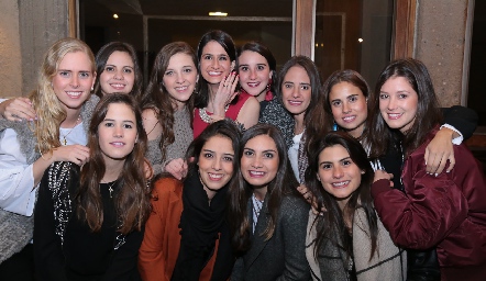  Mónica Medlich muy  feliz con sus amigas.