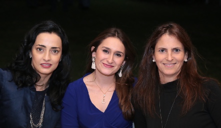  Cristy de Medlich, Priscila Medlich y Marcela Gómez.