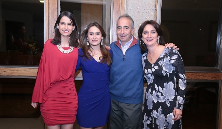  Mónica, Priscila y Pepe Medlich y Mónica Leal de Medlich.